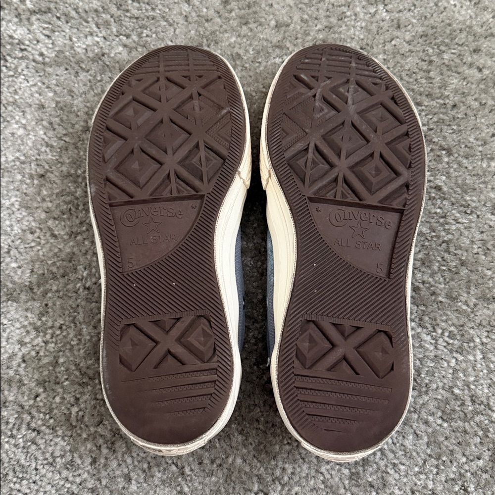 Comme des Garçons PLAY
CdG PLAY x Converse Chuck Taylor All Star LowTop Sneakers - Picture 5 of 9